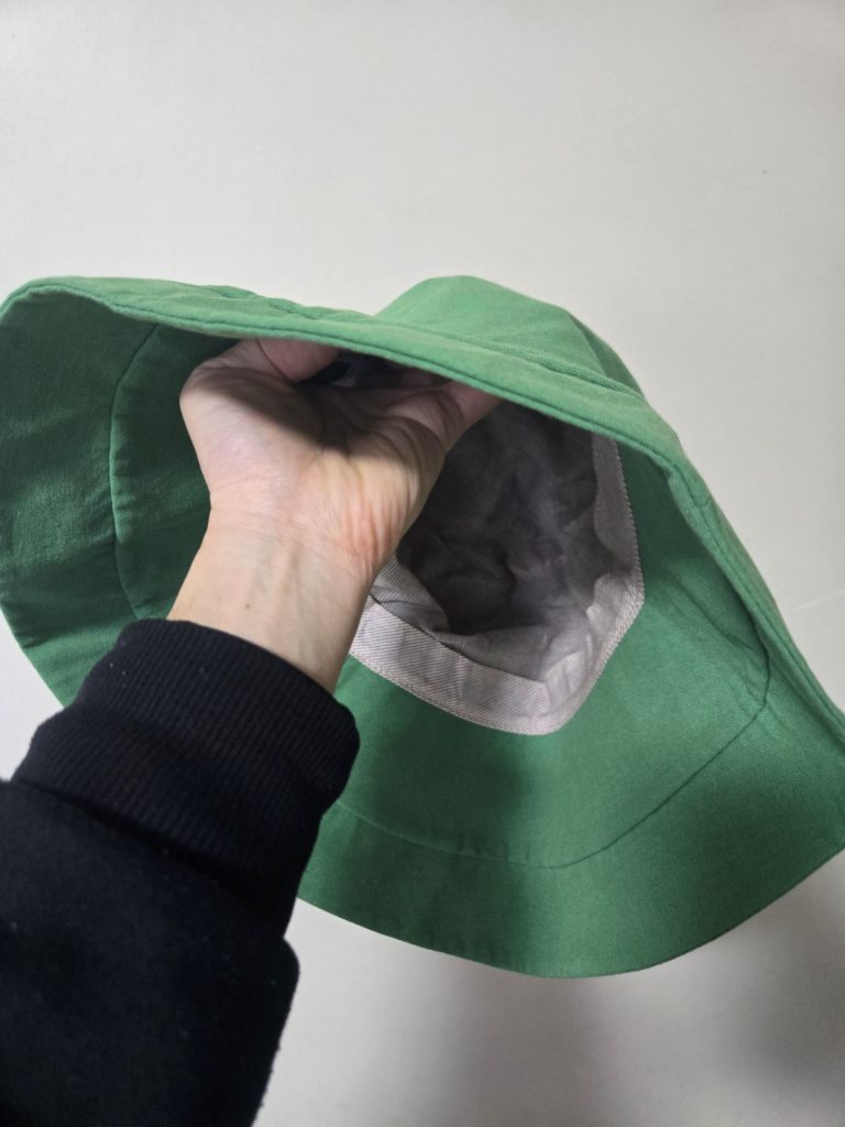 帽子の内側の実写。風で飛ばされないためのあご紐がついておらず、自転車では使えなかったという失敗の証明。