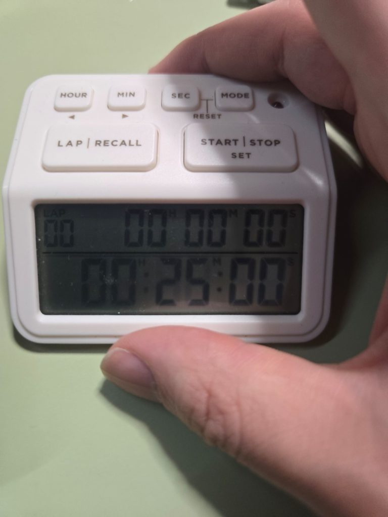 25分にセットされた勉強用デジタルタイマー。集中力を維持するためのシンプルな物理スイッチ。