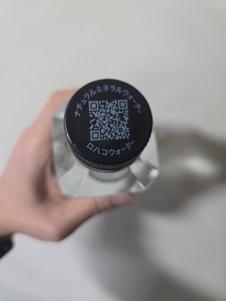 ロハコウォーターのキャップ部分。毎日新しいボトルを開封する「朝の始動儀式」の象徴。