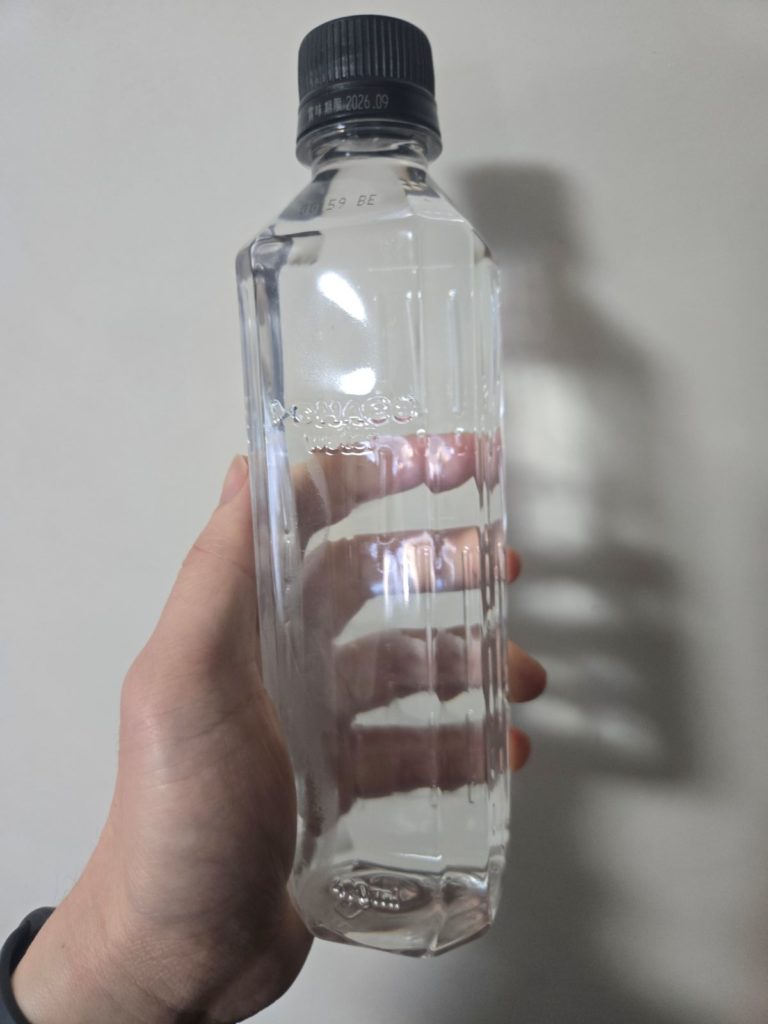 著者・桜ソウジが枕元に用意しているロハコ(LOHACO)のミネラルウォーター。持ち運びに便利なスリムなボトル形状。