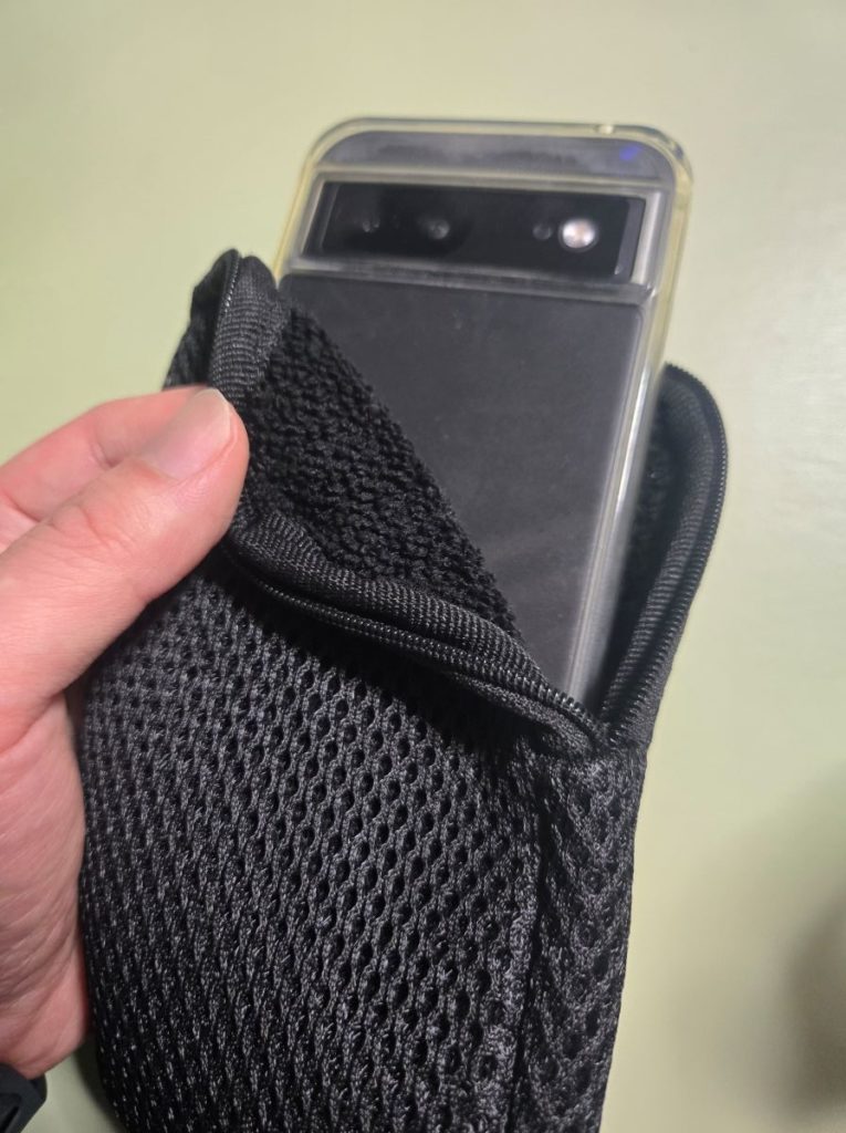 勉強に集中するため、スマホを黒いクッションポーチに収納する様子。物理的に視界から遮断するための1秒アクション。