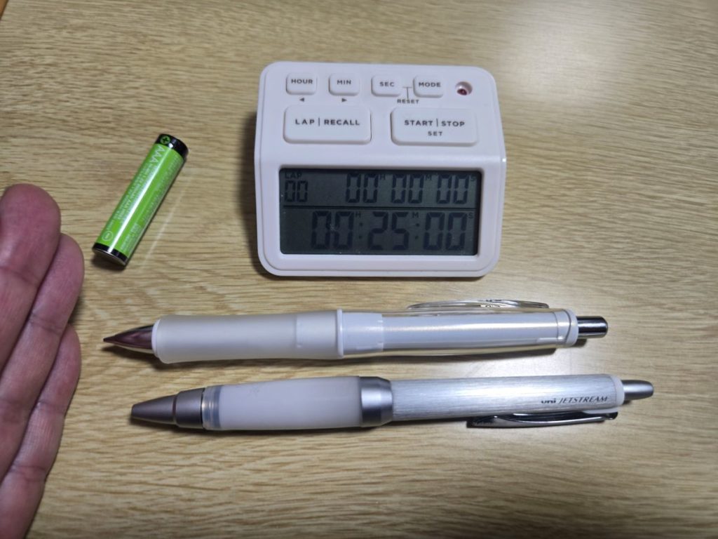 愛用の勉強タイマーと筆記具のサイズ比較。机の上で邪魔にならないコンパクトな学習支援ツール。